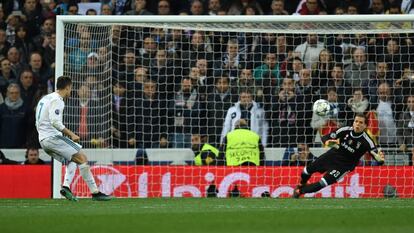 Cristiano Ronaldo lanza la pelota para marcar el gol de penalti.