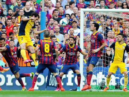 Godín marca de cabeza en el Camp Nou durante la última jornada de la temporada 2013-2014
