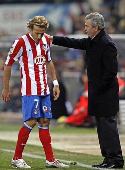 Forlán y Aguirre, en un partido en el Calderón.