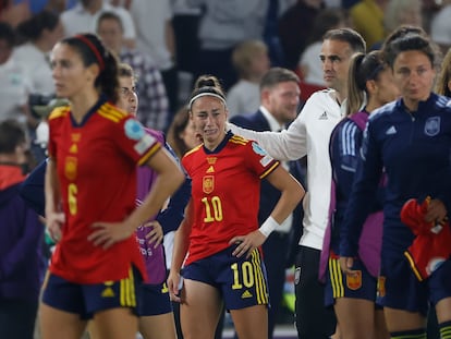 Las jugadoras de España, tras caer en Brighton ante Inglaterra.