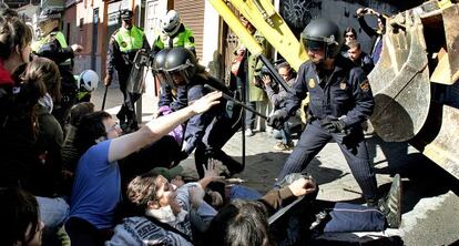 Carga en el barrio de El Cabanyal de Valencia en 2010 contra vecinos que trataban de impedir un derribo.