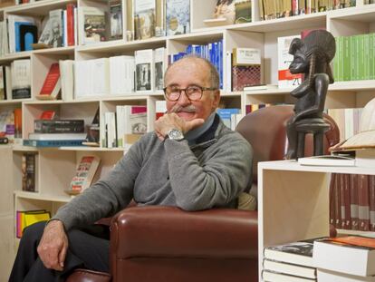 Manuel Corach&aacute;n, retratado en la librer&iacute;a Bernat de Barcelona, junto a un fetiche africano y un salacot de paja.