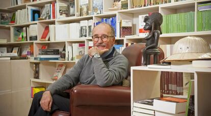 Manuel Corach&aacute;n, retratado en la librer&iacute;a Bernat de Barcelona, junto a un fetiche africano y un salacot de paja.