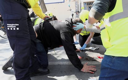 Un herido es atendido por personal sanitario durante la protesta contra Vox en Barcelona.