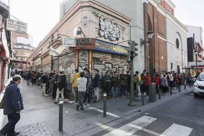 Colas ayer a las cuatro de la tarde en la Filmoteca Española, cuyo cine Doré está al fondo del callejón de la izquierda.