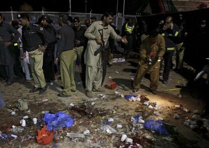 Miembros de seguridad paquistaníes inspección la escena del atentado en Lahore, Pakistán.