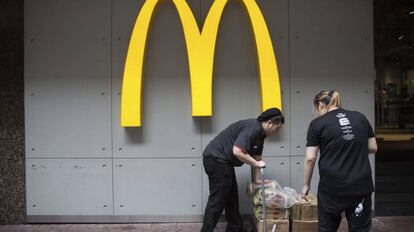 Operarios de McDonald's transportan mercancia a uno de sus restaurantes.