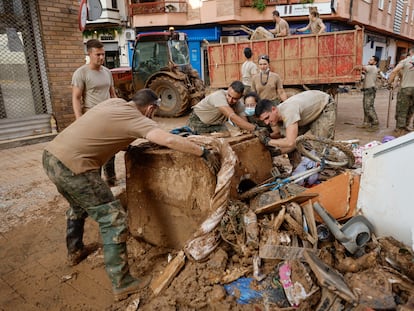 SEDAVÍ (COMUNIDAD VALENCIANA), 05/11/2024.- Un grupo de militares ayuda en labores de limpieza en el municipio valenciano de Sedaví este martes, tras el paso de la Dana. EFE/ Biel Alino