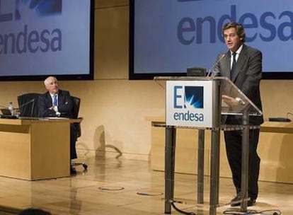 José Manuel Entrecanales, a la derecha, y Rafael Miranda, en la reunión de ayer con directivos de Endesa.