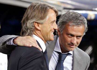 José Mourinho saluda a Roberto Mancini.
