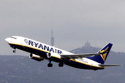 Un avi&oacute;n de Ryanair despega en el Aeropuerto de El Prat, Barcelona. 