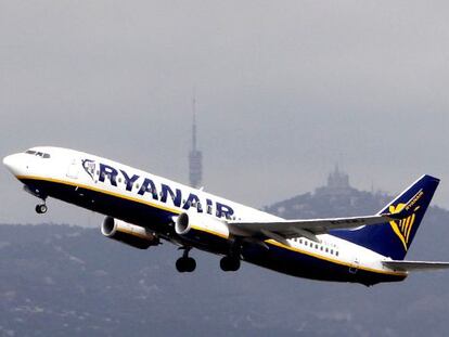 Un avi&oacute;n de Ryanair despega en el Aeropuerto de El Prat, Barcelona. 