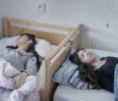 Djeneta (derecha) y su hermana Ibadeta, en el hospital de Horndal.