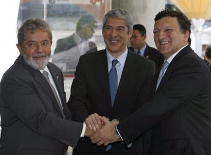 De izquierda a derecha, Luis Inacio Lula da Silva, Jose Socrates y Jose Manuel Durao Barroso.