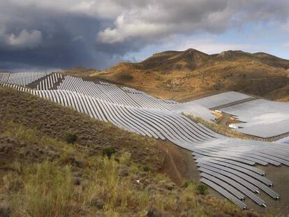 Vista de la Planta Solar Fotovoltaica de Lucainena de las Torres (Almer&iacute;a). 