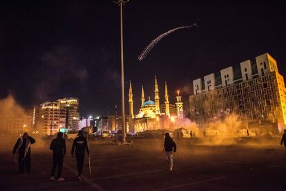 Beirut cierra el fin de semana más violento en los 60 días de protestas con más de 200 heridos entre manifestantes y fuerzas de seguridad tras protagonizar duros enfrentamientos en la capital libanesa, Beirut.