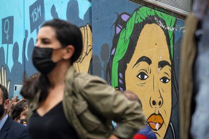 Rocío Monasterio, candidata de Vox, ante el mural que su formación trató de eliminar en la plaza de Oporto, en Carabanchel.