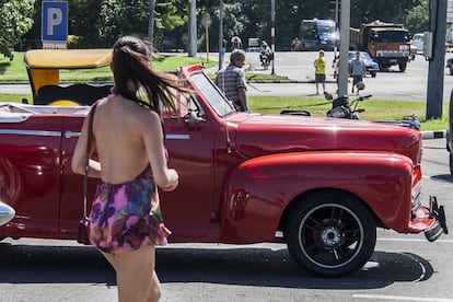 En la plaza de la Revolución hay una constante entrada y salida de trabajadoras sexuales que van tras los turistas que pasean en los clásicos coches americanos de alquiler. El año pasado se presentó un proyecto de ley para penalizar a los clientes que contraten servicio sexuales como medida para frenar la prostitución en Cuba.