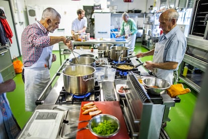 Como esta es la última clase de este grupo, Sáez les ha dejado elegir los platos que quieren cocinar. Los alumnos (tres de ellos abulenses de nacimiento) han escogido patatas revolconas y marmitako.