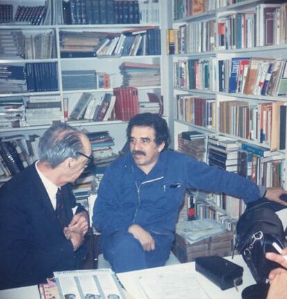 Juan Carlos Onetti y Gabriel García Márquez, en una imagen sin datar. El escritor uruguayo fue anterior al 'boom' pero, se dejó "arrastrar por él", como dijo. Algunos estudiosos sitúan el nacimiento del 'boom' con la publicación en España por la editorial Seix Barral de la novela 'La ciudad y los perros', de Mario Vargas Llosa, en 1963.