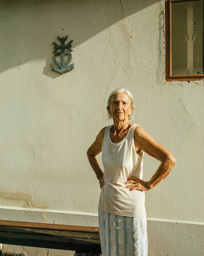 Marguerite, como la flor, se lamenta: todo morirá con nosotros. Antes había playas, trabajo, peces. Su casa, comprada con esperanza, hoy no vale nada y tendrá que ser demolida. 