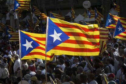 Banderas &quot;esteladas&quot; durante la celebraci&oacute;n de la Diada de Catalunya en las calles de Barcelona.