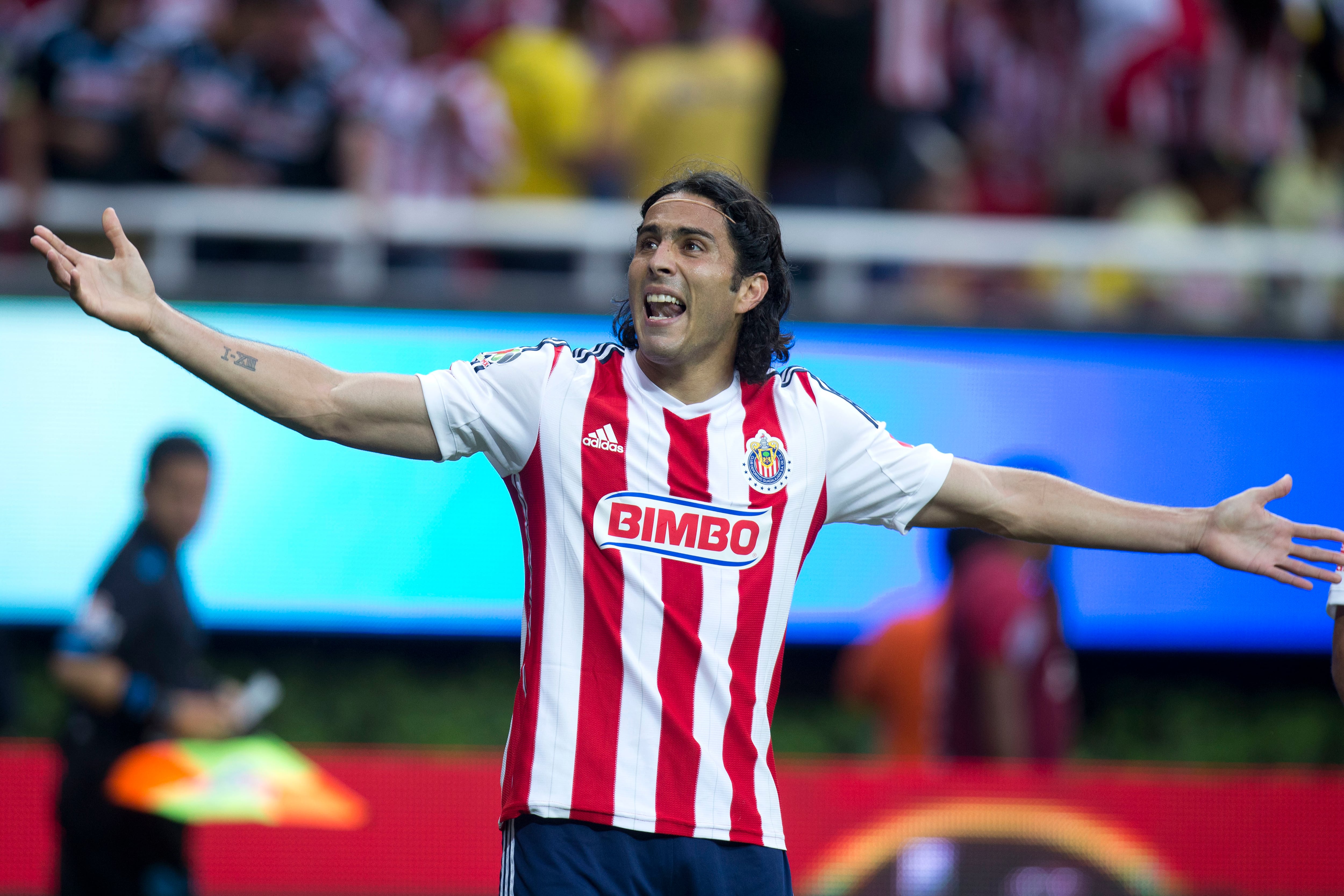 De los deportes a la farándula: el ascenso mediático de la familia De Nigris 2 Aldo de Nigris celebra tras anotar el primer gol de su equipo durante el partido entre Chivas y América, en 2015.
