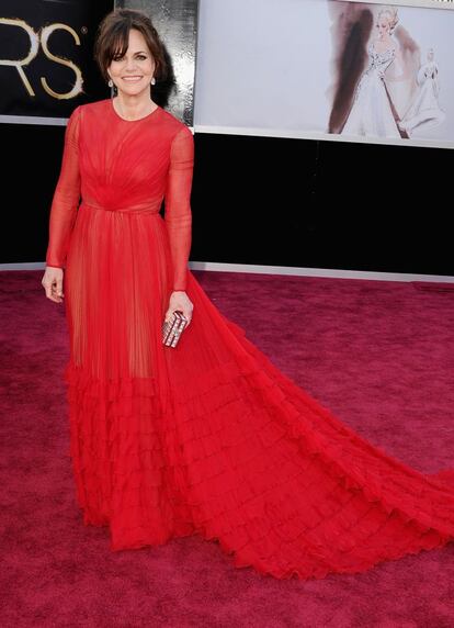 Sally Field con un vestido rojo de manga larga de Valentino da una lección de que pasados los sesenta una mujer puede ser elegante y atractiva sin necesidad de convertirse en una caricatura de ella misma a sus veinte.