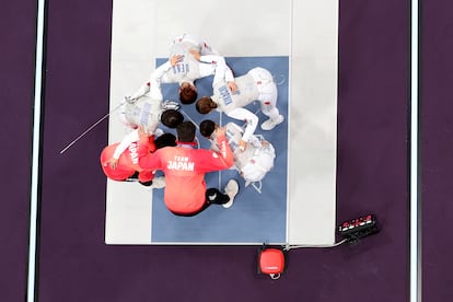 Atletas y entrenadores del equipo de Japón se reúnen después de las semifinales del equipo de florete femenino ante el equipo de Italia.