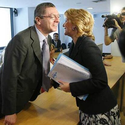 Alberto Ruiz-Gallardón y Esperanza Aguirre se saludan ayer en la sede del PP en la calle de Génova.