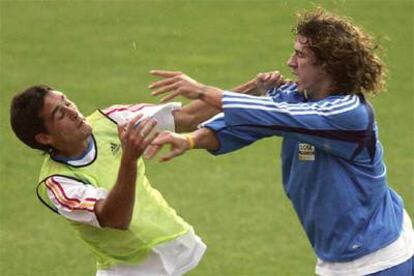 Un imagen de la pelea entre Vicente y Puyol durante el entrenamiento de ayer de la selección española en Las Rozas (Madrid).