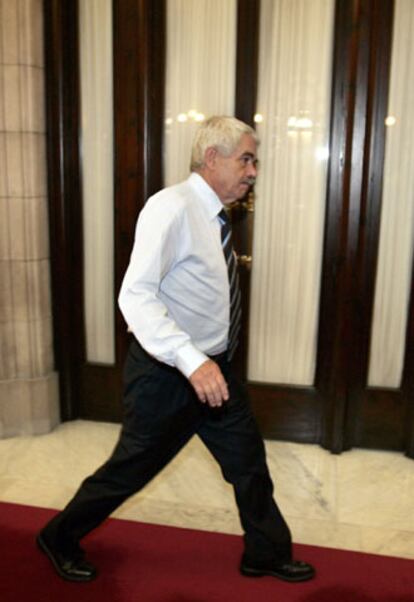 Pasqual Maragall, en un pasillo del Parlamento catalán durante las negociaciones de ayer.