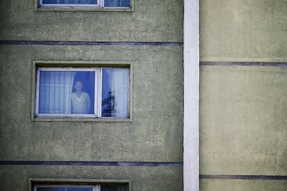 Un hombre mira a través de la ventana de su casa en Pyongyang (Corea del Norte). En medio de un enorme secretismo, Corea del Norte ultima los preparativos del que podría ser el mayor desfile militar de su historia, el plato fuerte de las celebraciones del 70 aniversario del Partido de los Trabajadores.