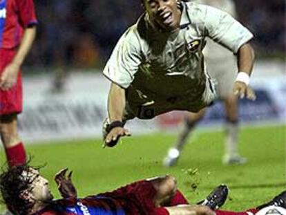 Ronaldinho salta por encima de un jugador del Panionios.