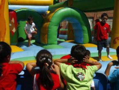 Un grupo de niños juega en un castillo hinchable en las fiestas de Astrabudua.