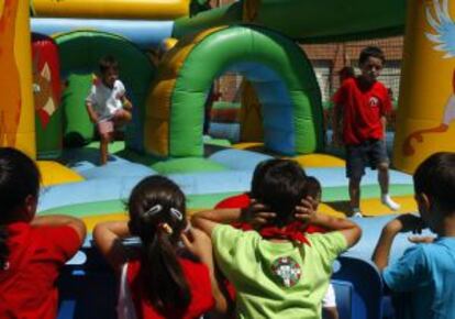 Un grupo de niños juega en un castillo hinchable en las fiestas de Astrabudua.