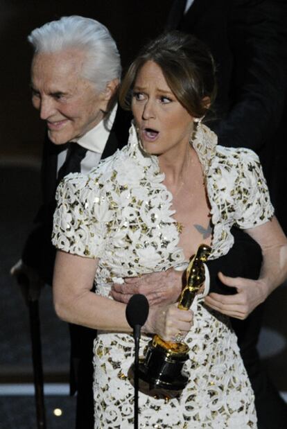 Kirk Douglas bromea en el escenario con Melissa Leo.