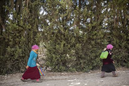 Rajeh Balti y Hakima Ghedr caminan a sus hogares después de trabajar. Su labor comienza a menudo a las cuatro de la madrugada, y cobran alrededor de 10 dinares por día, equivalente a tres euros