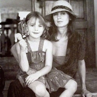 La pequeña Drew posando junto a su madre.