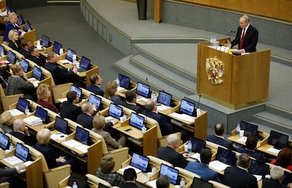 Vladimir Putin fala durante sessão que discute a reforma constitucional na Duma Estatal.