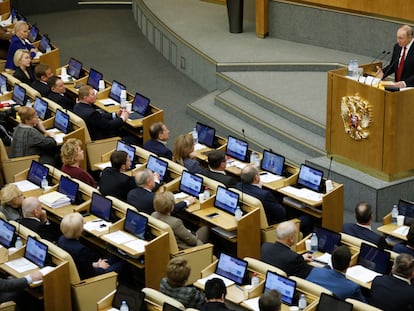 Vladimir Putin fala durante sessão que discute a reforma constitucional na Duma Estatal.