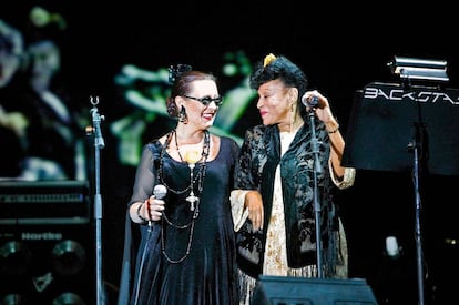 La cantante en un concierto junto a la artista cubana Omara Portuondo.