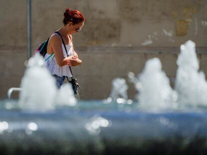 Una mujer se refresca en una fuente del centro de Córdoba el pasado viernes 11 de agosto.