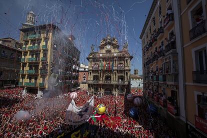 La plaza del Ayuntamiento de Pamplona, tras el lanzamiento del chupinazo.