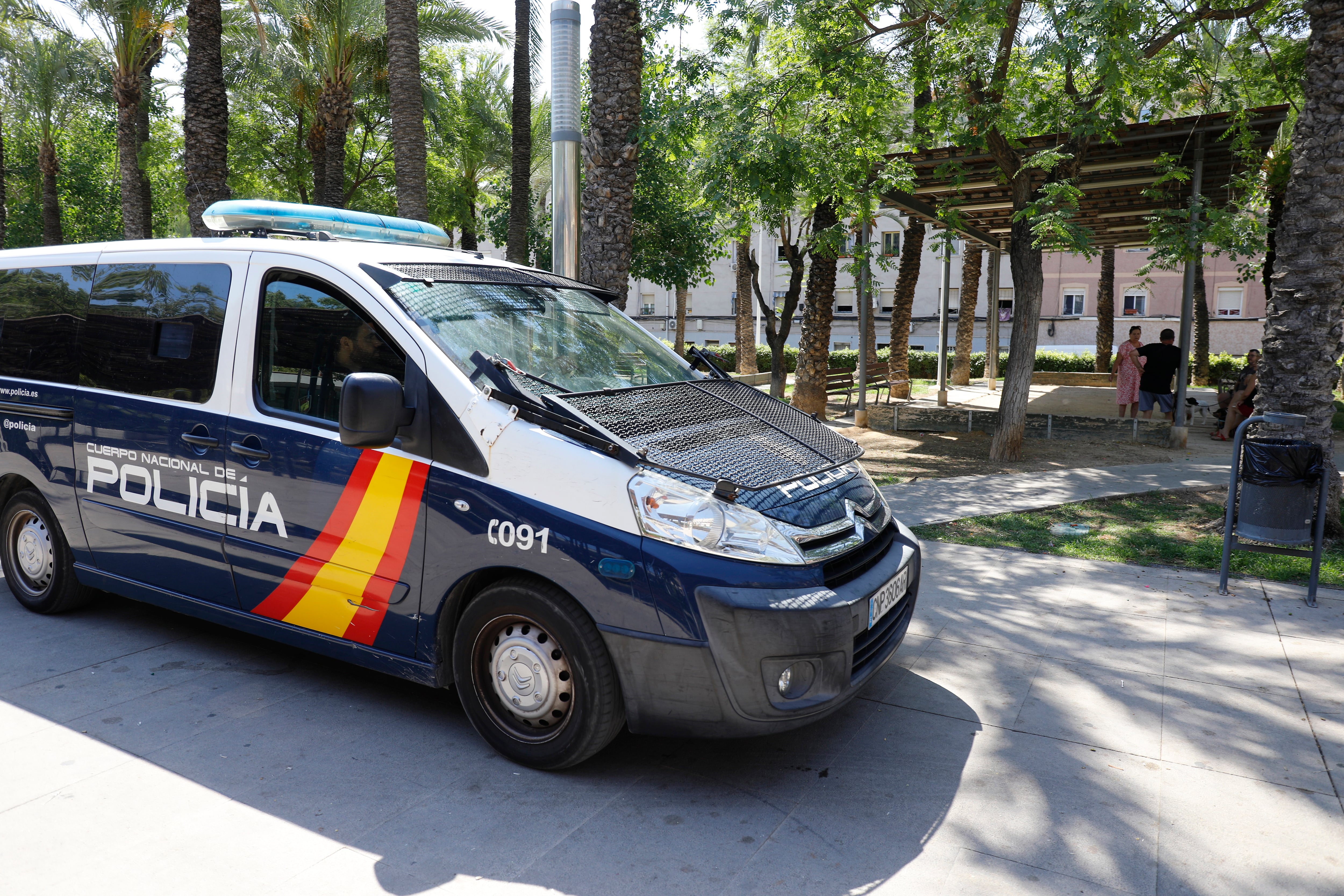 Un ladrón olvida el móvil en la casa que ha asaltado en Elche y llama para que se lo devuelvan