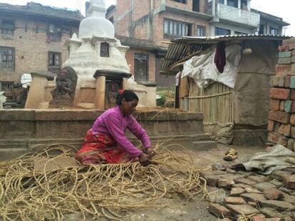 Una mujer hace una esterilla para su casa en la plaza principal Bungamati.