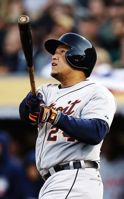 <strong> El mejor jugador de las grandes ligas de béisbol en EE UU es además el primer latinoamericano en conseguir la Triple Corona.</strong> <p> Por <b> Ibsen Martínez. </b><p> Poco antes de fin de año, la ciudad de Detroit se vio convertida en un ámbito decadente y disfuncional, forzada a declararse en quiebra. Pero los hinchas de su equipo de béisbol de las grandes ligas, los Tigres de la Liga Americana, pudieron celebrar al menos que el venezolano Miguel Cabrera, que defiende la tercera base del equipo, se hizo por segunda vez consecutiva con el título de jugador más valioso de su liga. Pero Cabrera detenta un récord aún más singular: fue el ganador de la Triple Corona de bateo en la temporada 2011-2012. Superar a todos los jugadores de ambas ligas de béisbol profesional, la nacional y la americana, en promedio de bateo efectivo (.330), mayor número de home runs (40) y de carreras impulsadas (135) durante una misma temporada es una proeza lograda solo por 17 jugadores en 135 años. Cabrera es el primer latinoamericano en conseguirlo, subrayando el hecho de que en este “pasatiempo nacional” para los estadounidenses, los hispanos son también la “primera minoría”. <p> <hr /> <p> <strong>Ibsen Martínez es escritor venezolano.</strong>