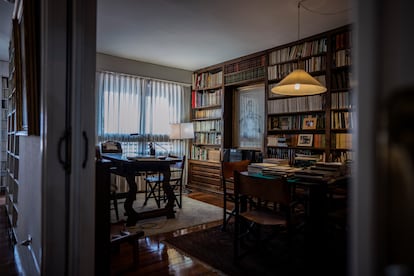 El estudio de Miguel Delibes visto desde el salon. Los visitantes podrán observar los equipos con los que escuchaba zarzuelas o música clásica, los cuadros con motivos cinegéticos, el televisor por donde “veía cada partido de tenis o fútbol” e incluso los garabatos que trazaba sobre cuadrillas que traía del periódico. 
