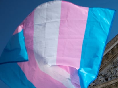 MADRID, 22/06/2020.- Una bandera ondea ante el Congreso de los Diputados mientras representantes de colectivos de personas Trans y de Familias de toda España se manifiestan, este lunes en el centro de Madrid, para mostrar su malestar por el documento interno de PSOE, donde se mostraban contrarios al cumplimiento de su acuerdo programático con respecto a la Ley Trans. EFE/Luca Piergiovanni