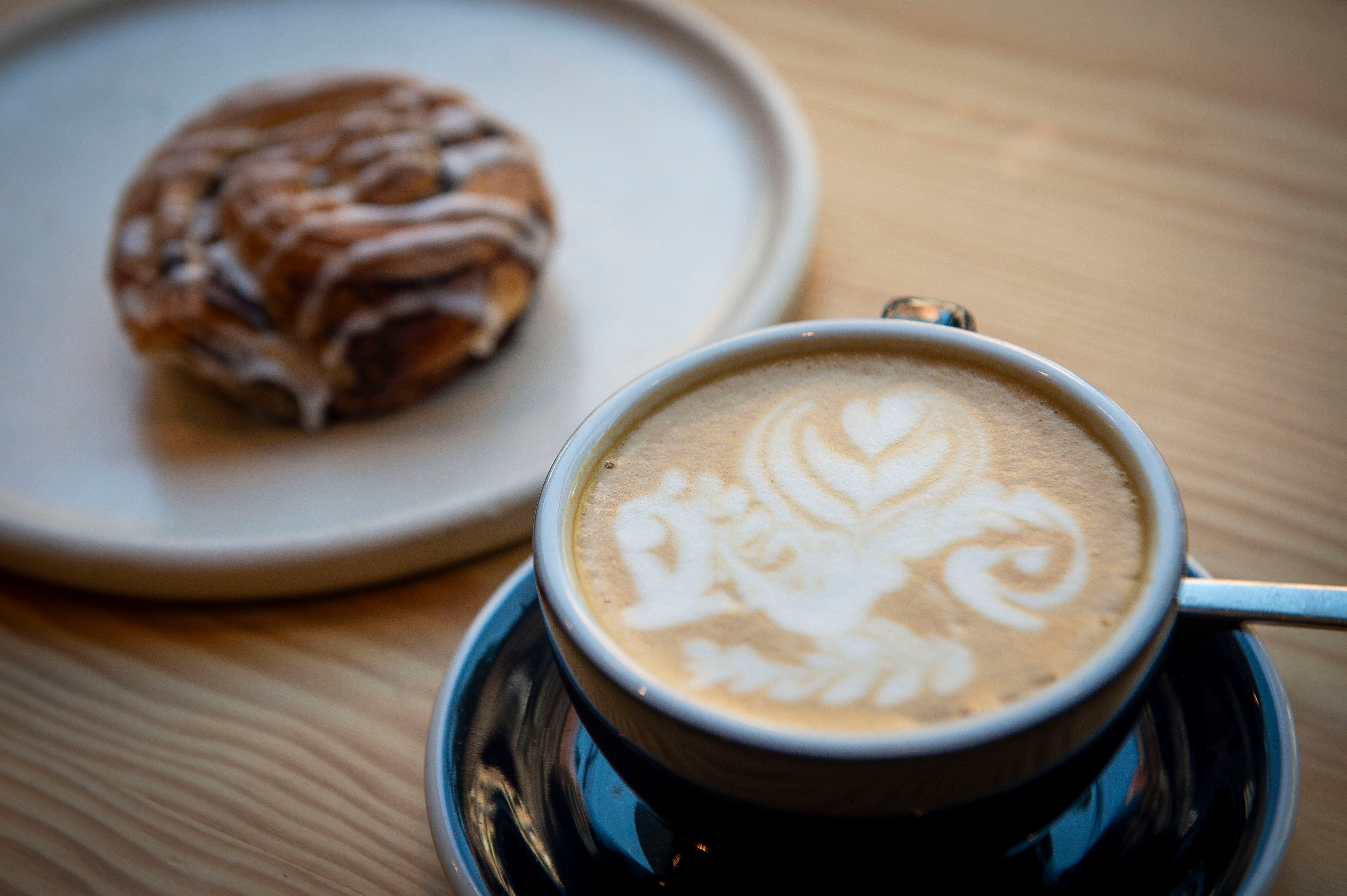 'Latte art' en un café con leche, el más vendido del establecimiento. 